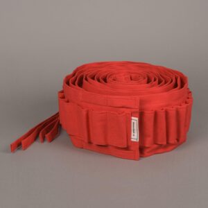 Felrode Bloemenband voor om de uitvaartkist