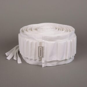 Witte Bloemenband voor om de uitvaartkist