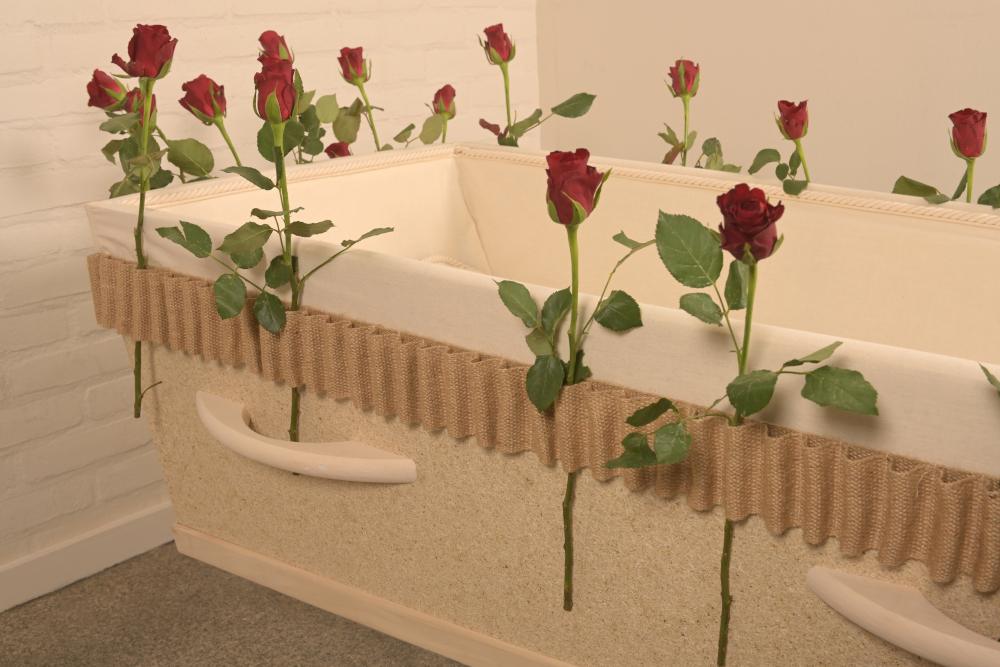 Bloemenband van jute om Bogra uitvaartkist foto Fotogeus